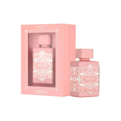 LATTAFA – NOBLE BLUSH parfumverpakking gesloten – een stijlvolle presentatie van een zachte en verfijnde geur met rozenmelk en vanille