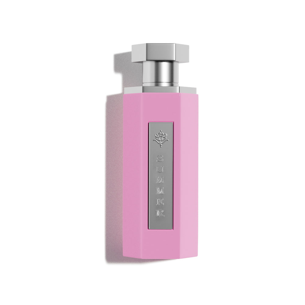 REEF – PINK damesparfumflacon op witte achtergrond met peer, amber en sandelhout – een verfijnde geur met zachte zoetheid en warme elegantie